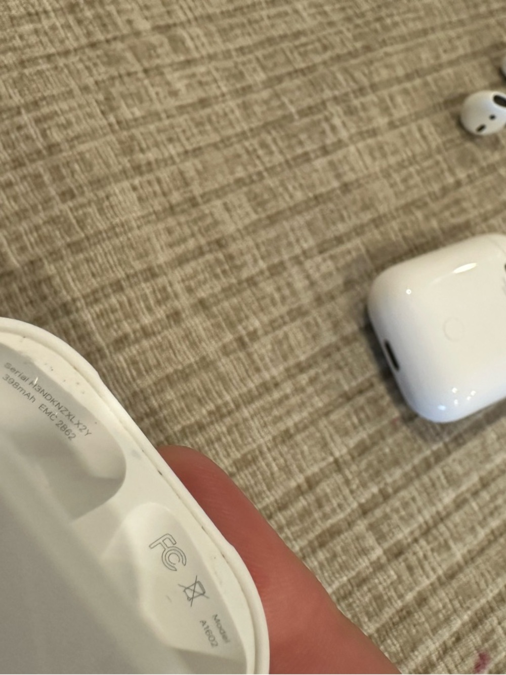 AirPods - Picture 4 of 6